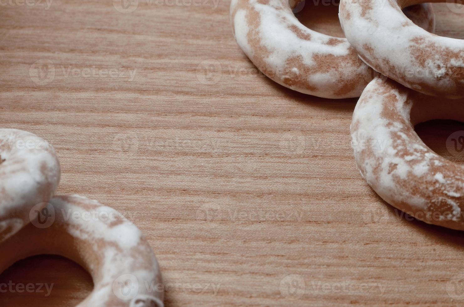 glasierte Bagels auf Holztisch foto