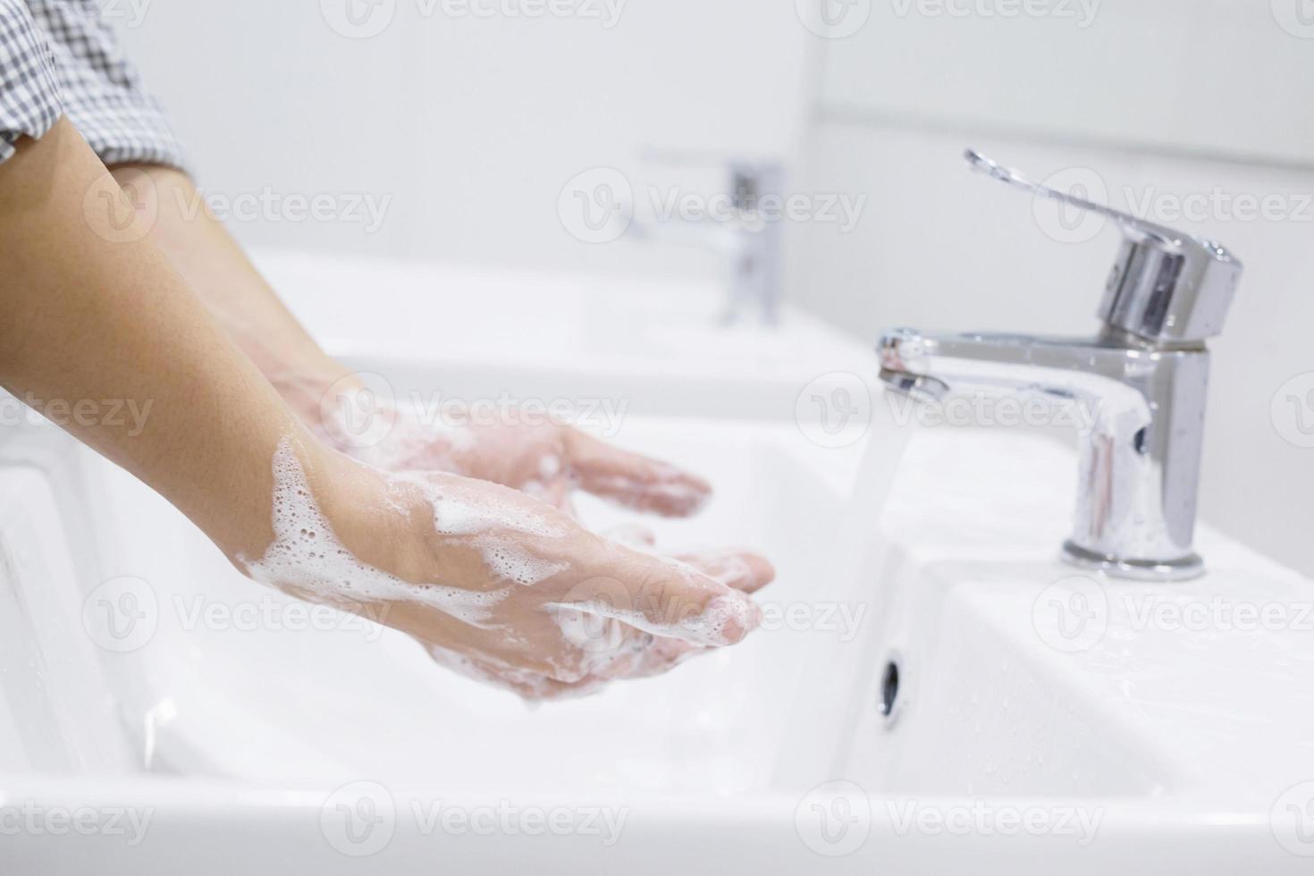 Hygiene. Hände reinigen. Händewaschen mit Seife unter dem Wasserhahn mit Wasser zahlen Schmutz. verhindern sterilisieren keim bakterien krankheit. Gesundheitskonzept. foto