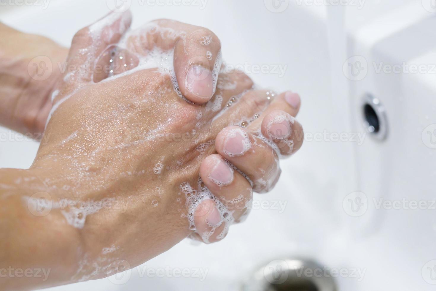 Hygiene. Hände reinigen. Händewaschen mit Seife unter dem Wasserhahn mit Wasser zahlen Schmutz. verhindern sterilisieren keim bakterien krankheit. Gesundheitskonzept. foto