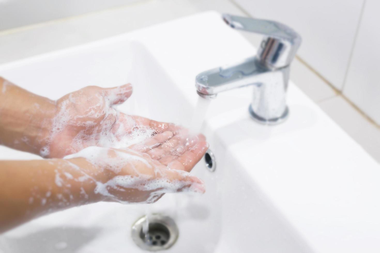 Hygiene. Hände reinigen. Händewaschen mit Seife unter dem Wasserhahn mit Wasser zahlen Schmutz. verhindern sterilisieren keim bakterien krankheit. Gesundheitskonzept. foto