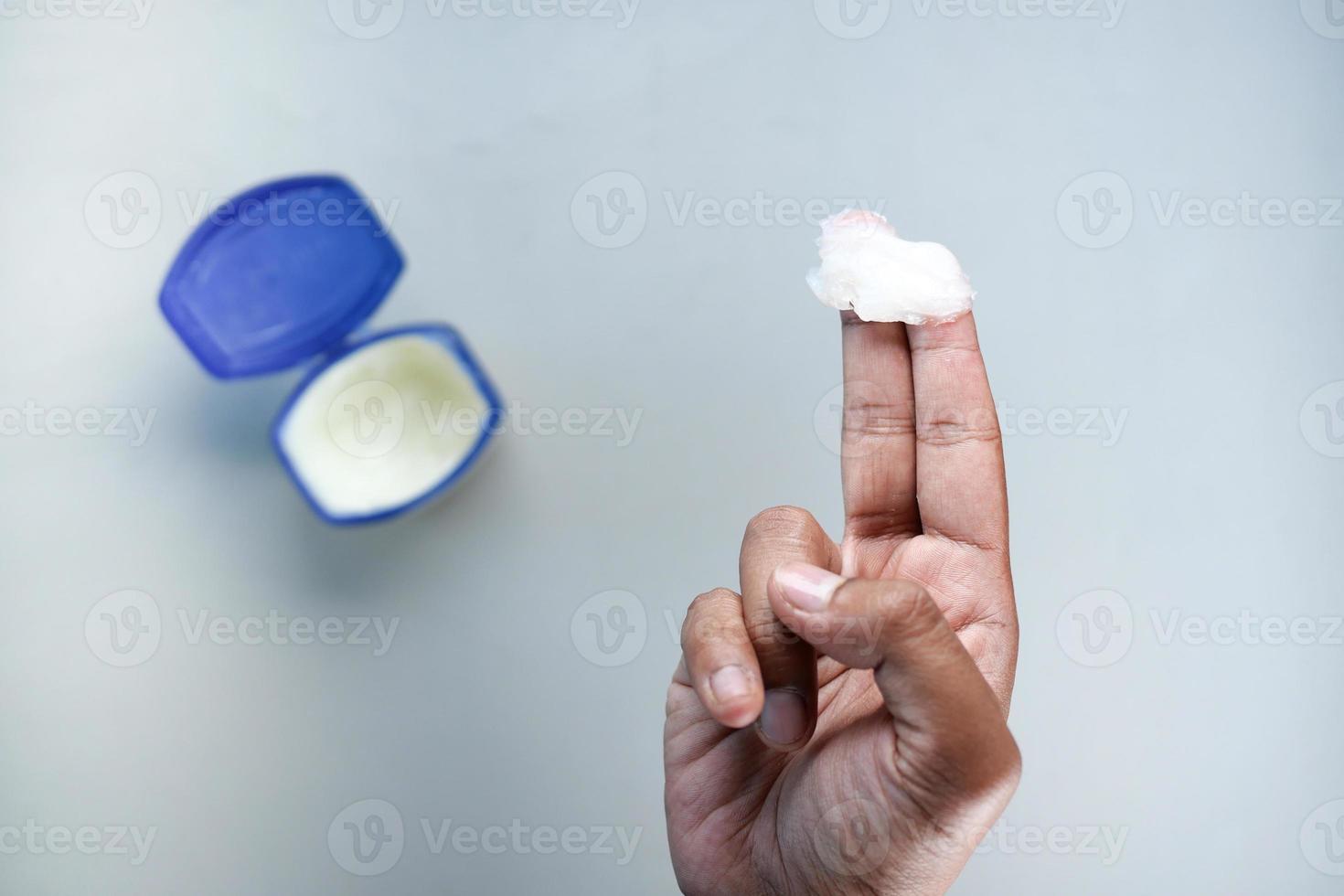 Draufsicht der Hand des Menschen mit Vaseline foto