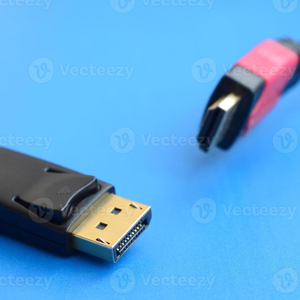 Audio-Video-HDMI-Computerkabelstecker und vergoldeter 20-poliger Displayport-Stecker für eine einwandfreie Verbindung auf blauem Hintergrund foto