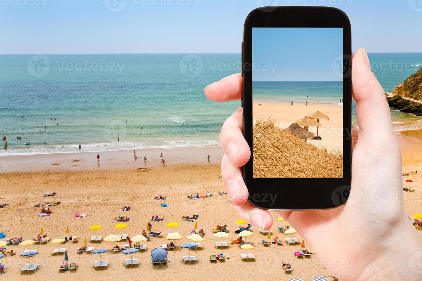 tourist, der foto des atlantikstrandes macht