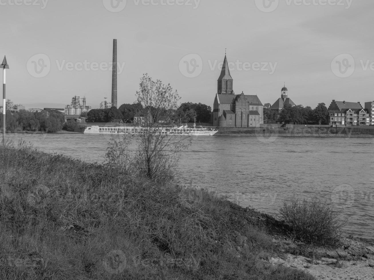 das kleine dorf grieth am rhein foto