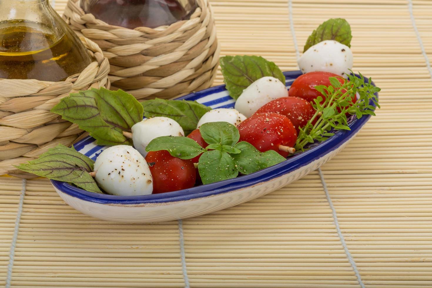 Caprese-Salat auf Teller foto