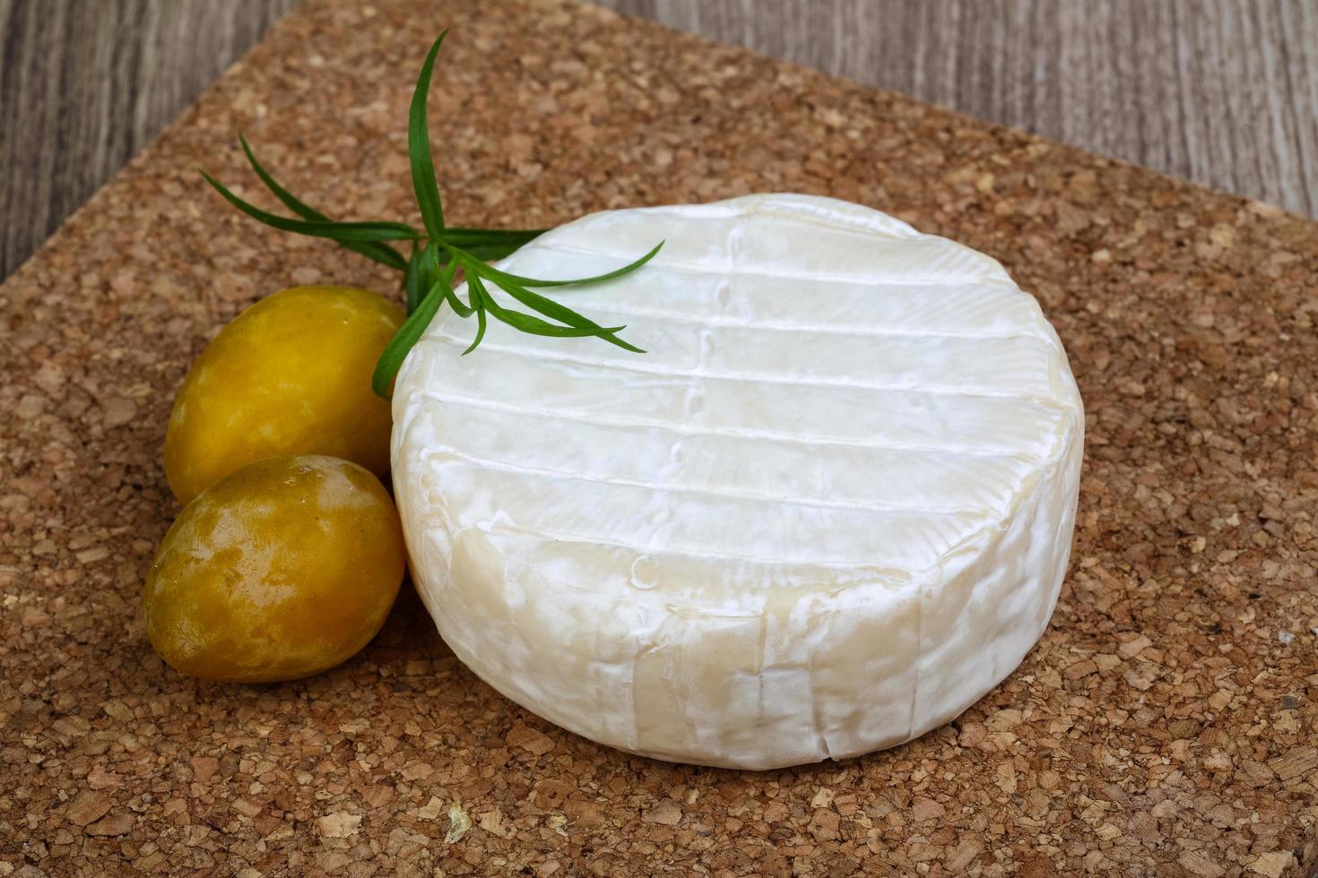 Brie-Käse auf Holz foto