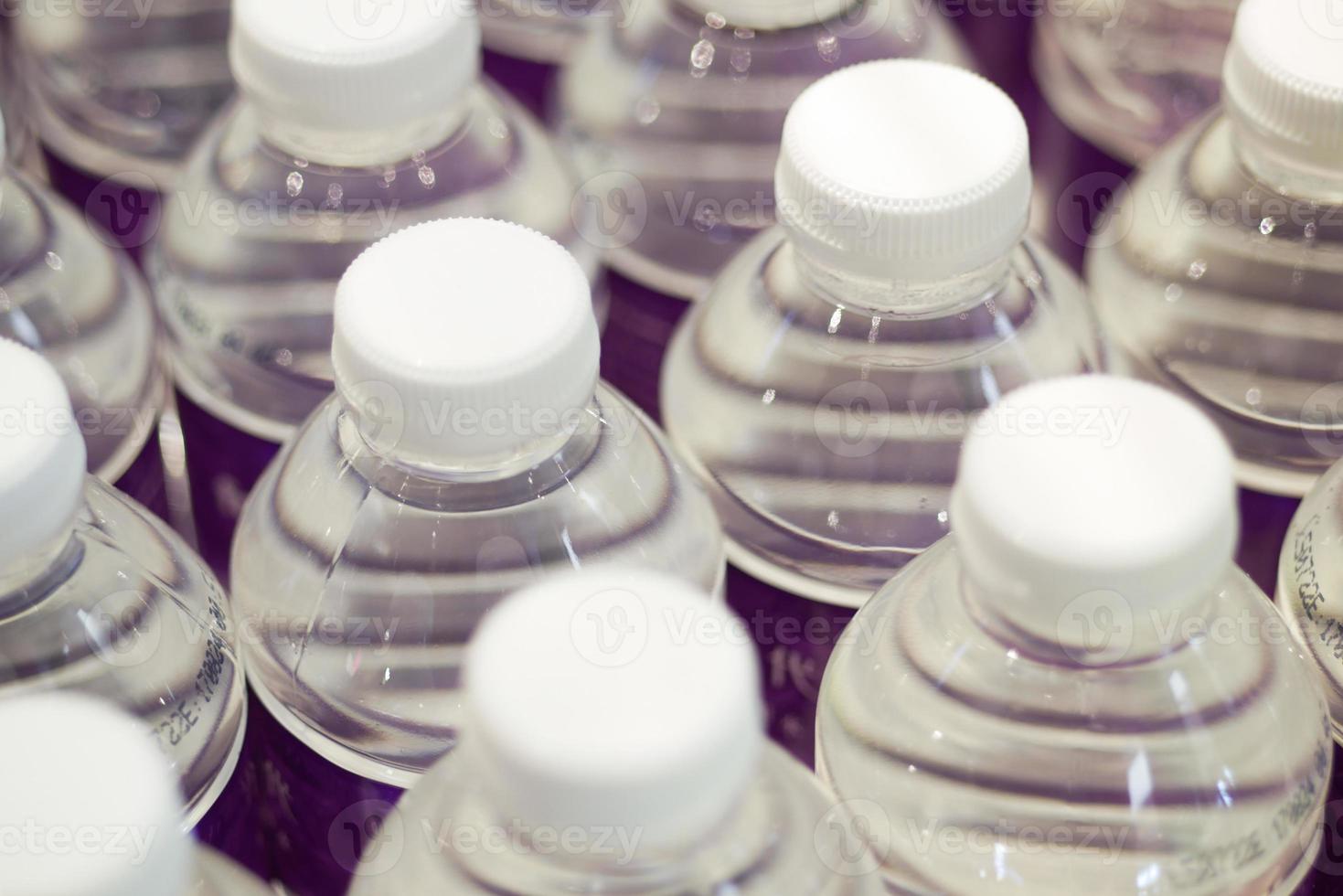 plastikflaschen mit alkoholfreien getränken auf dem tisch foto