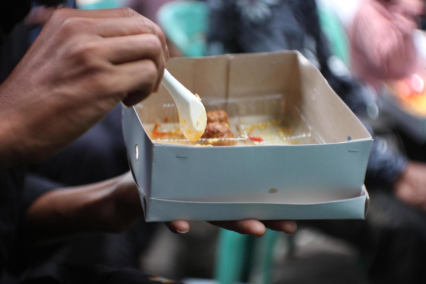 Essen Reis Box mit Beilagen aus Nudeln und Maisreis foto