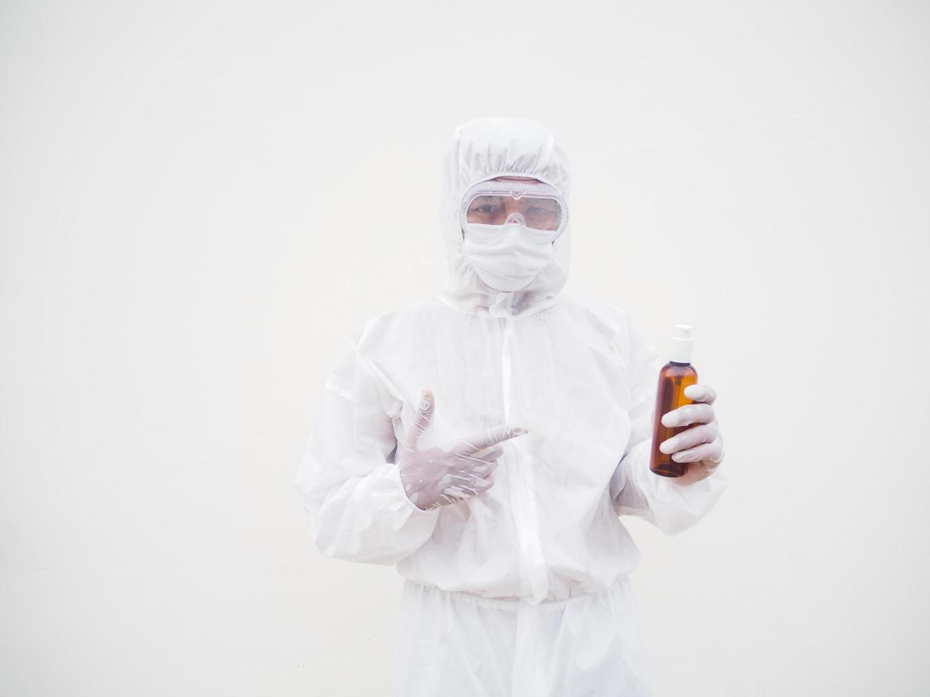 porträt eines arztes oder wissenschaftlers in psa-uniform, der eine plastikflasche mit hautpflegeprodukt hält. Covid-19-Konzept isolierter weißer Hintergrund foto