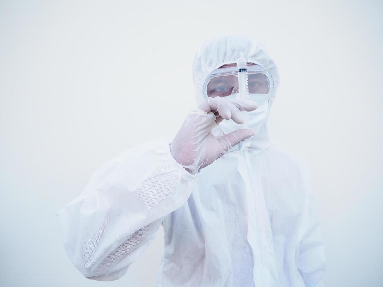asiatischer arzt oder wissenschaftler in psa-uniform mit medizinischer injektionsspritze. coronavirus oder covid-19 konzept isolierter weißer hintergrund foto
