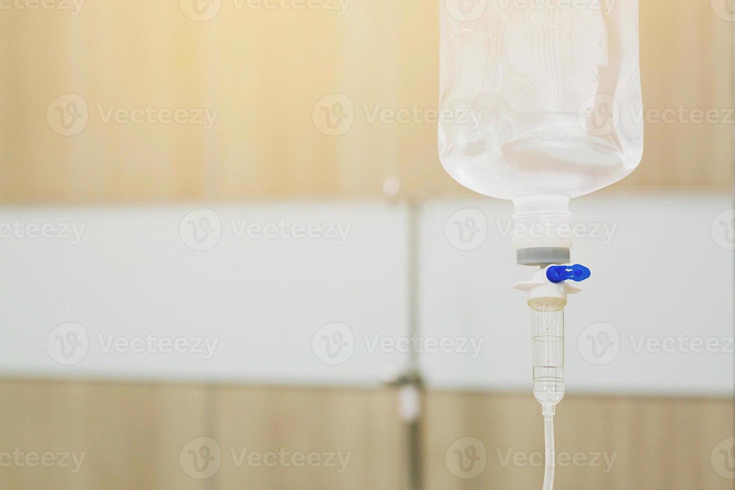 iv Kochsalzlösung Beutel Infusionsset und Flasche an einer Stange. Flüssigkeit intravenöser Tropfen Kochsalzlösung tropft langsam Krankenhauszimmer oder Klinik. medizinisches konzept, behandlung notfallschock. Injektion Medikament Infusion Pflege Chemotherapie foto