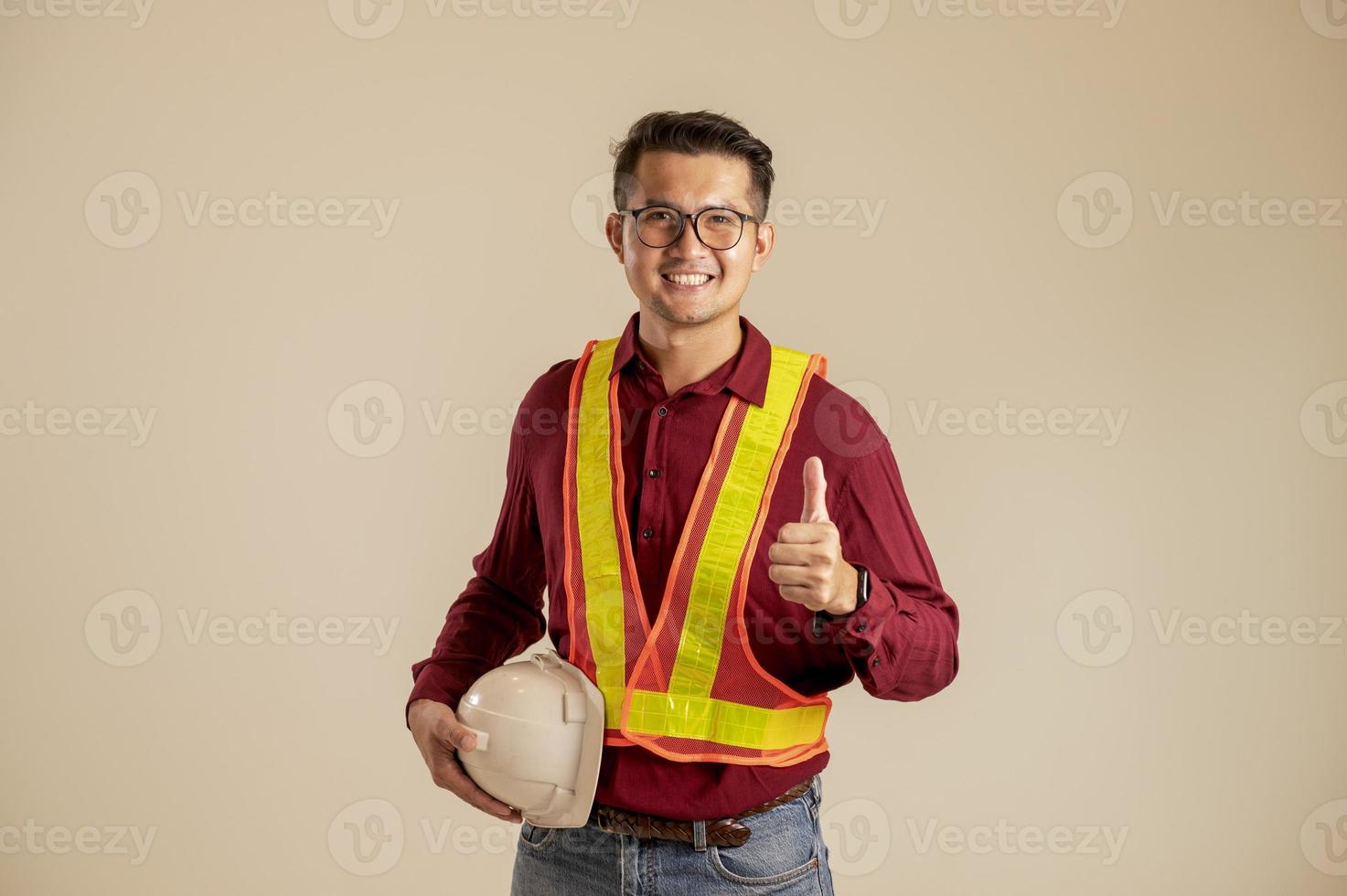 porträt eines asiatischen ingenieurs, der auf der baustelle einen raumplan studiert foto