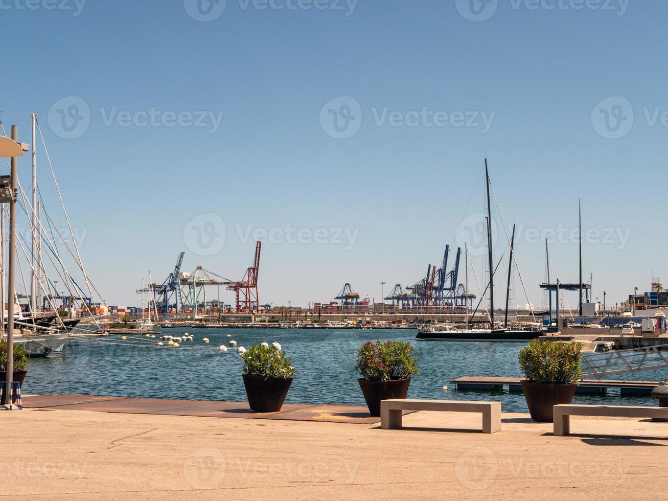 Landschaftsfoto des Hafens mit Yachten und Schiffen im Hintergrund foto