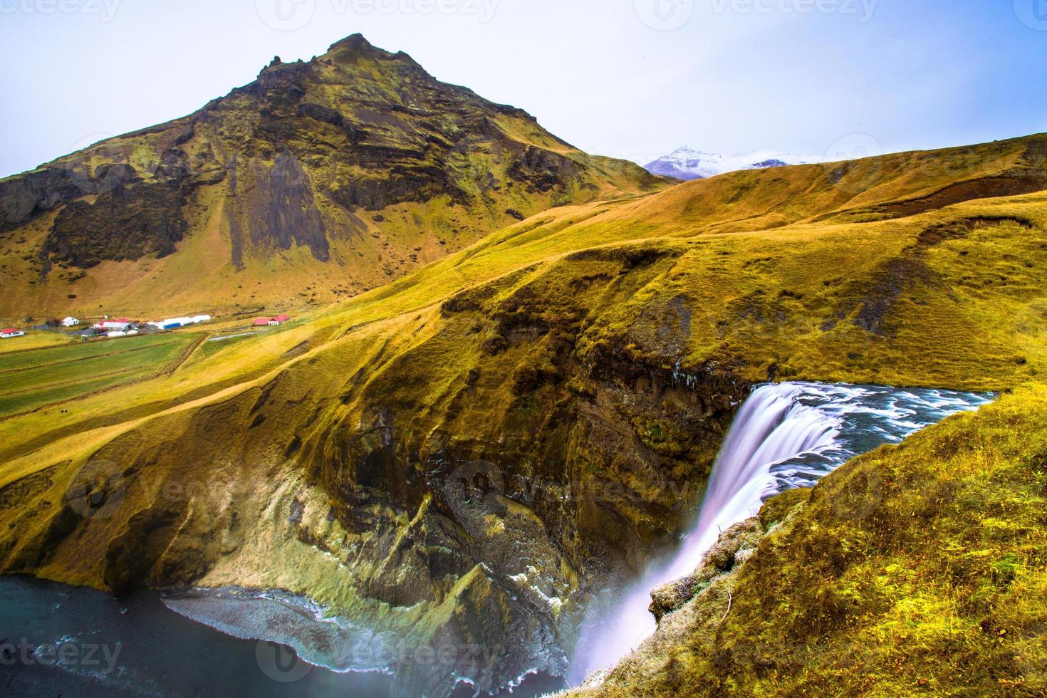 Skogafoss, ein Wasserfall am Fluss Skoga im Süden Islands an den Klippen der ehemaligen Küstenlinie foto