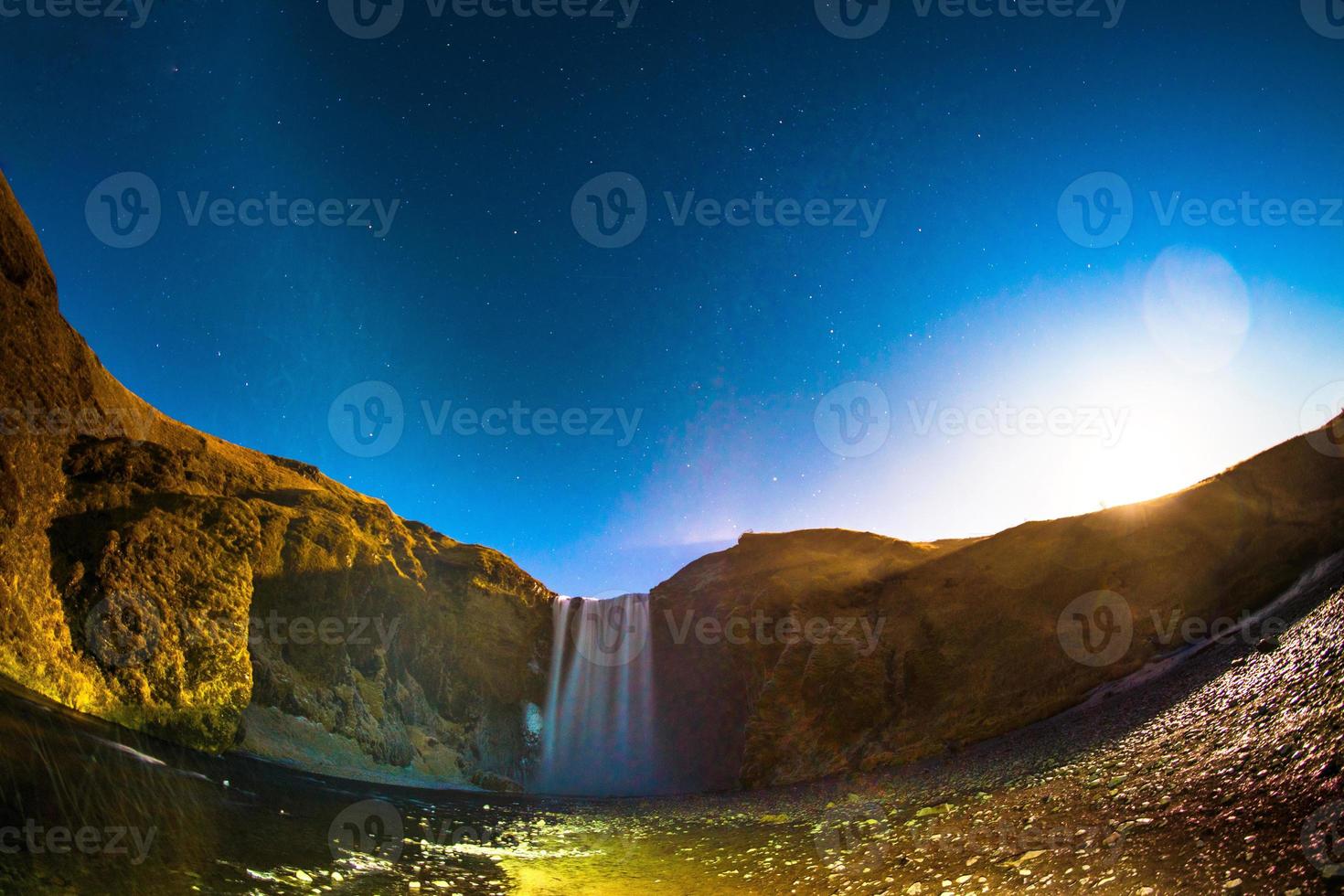 Skogafoss, ein Wasserfall am Fluss Skoga im Süden Islands an den Klippen der ehemaligen Küstenlinie foto