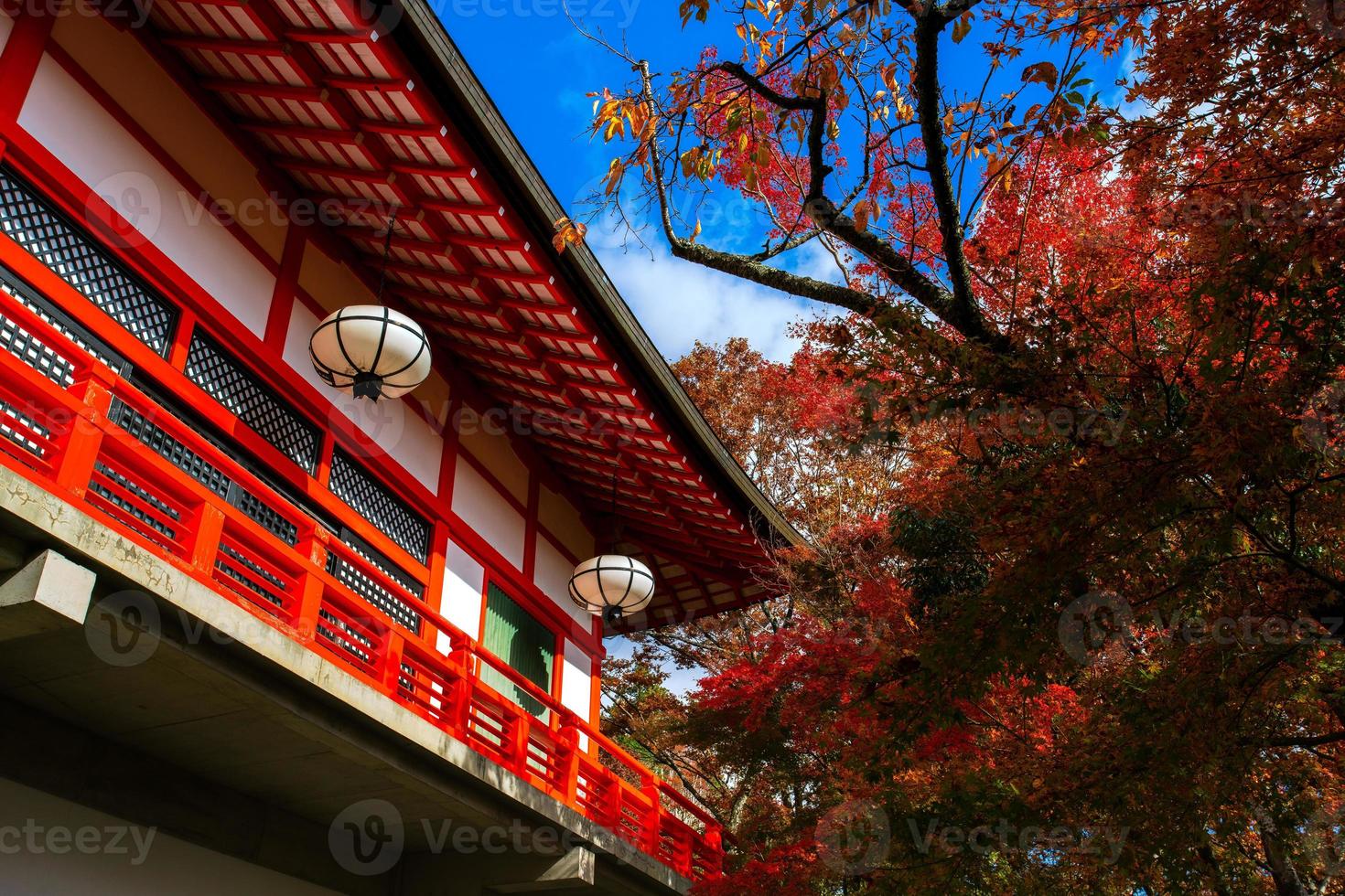 herbstszene von kurama-dera, einem tempel am fuße des berges kurama im äußersten norden der präfektur kyoto, kansai, japan foto