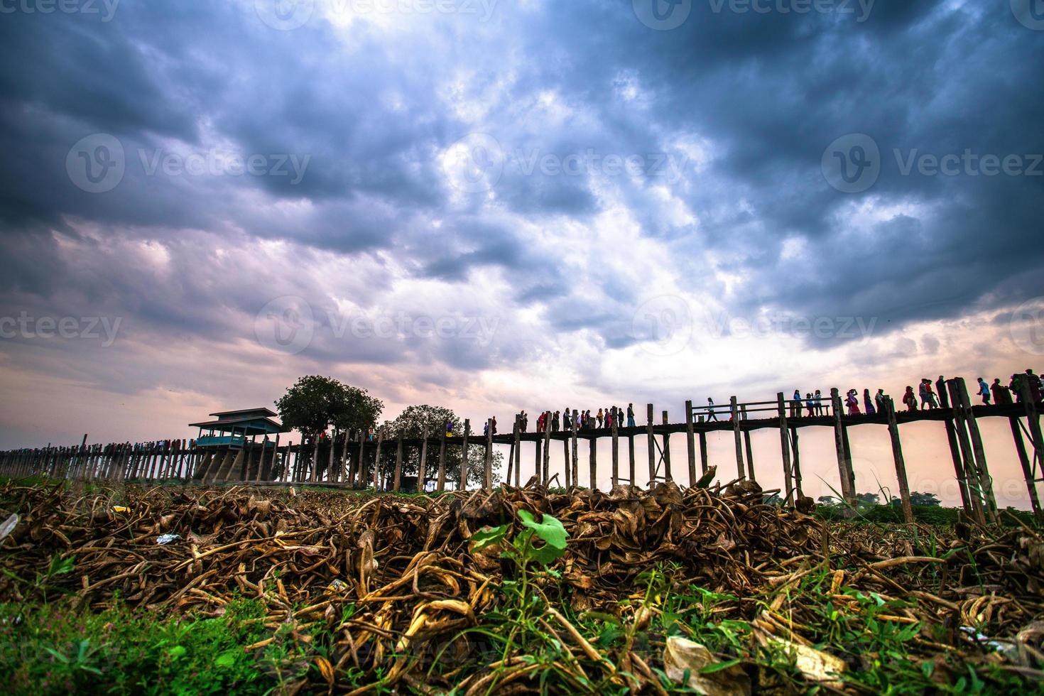 u bein brücke mit sonnenuntergang dämmerung himmel im hintergrund, mandalay, myanmar foto