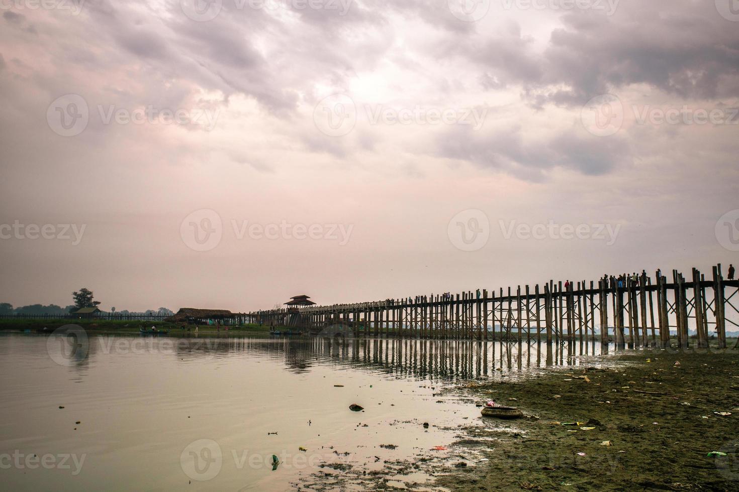 U-Bein-Brücke, die älteste und längste Teakholzbrücke der Welt, die den Taungthaman-See in der Nähe von Amarapura, Myanmar, überquert foto