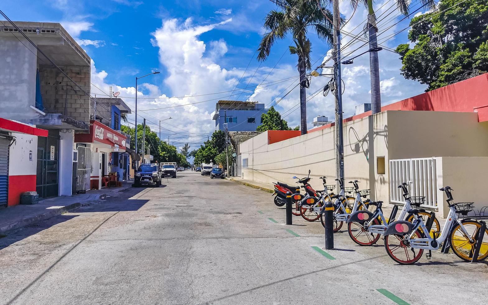 playa del carmen quintana roo mexiko 2022 typische straße und stadtbild von playa del carmen mexiko. foto