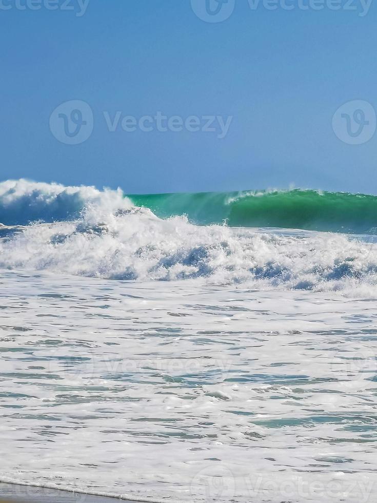 extrem riesige große surferwellen am strand puerto escondido mexiko. foto