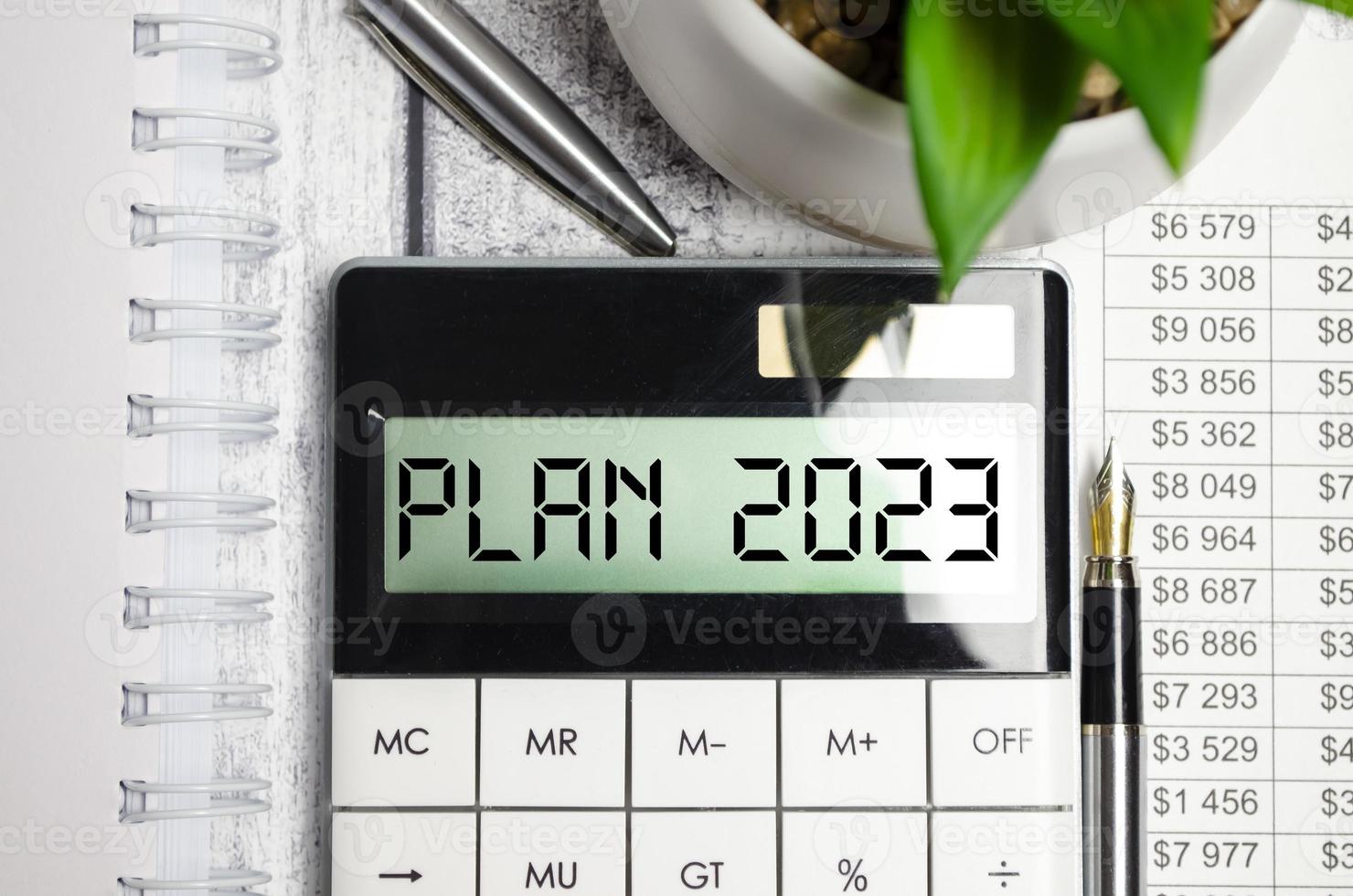 Planen Sie 2023-Wörter auf dem Taschenrechner-Display und den Diagrammen foto