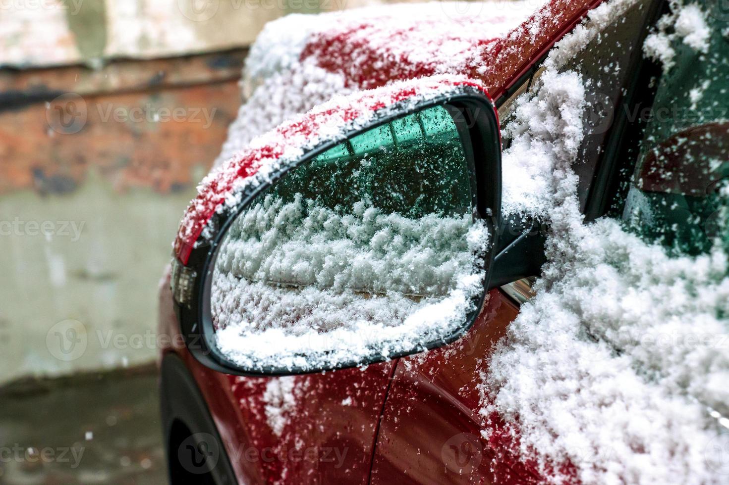 Autospiegel im Schnee. Winterkonzept. Teil des Autos foto