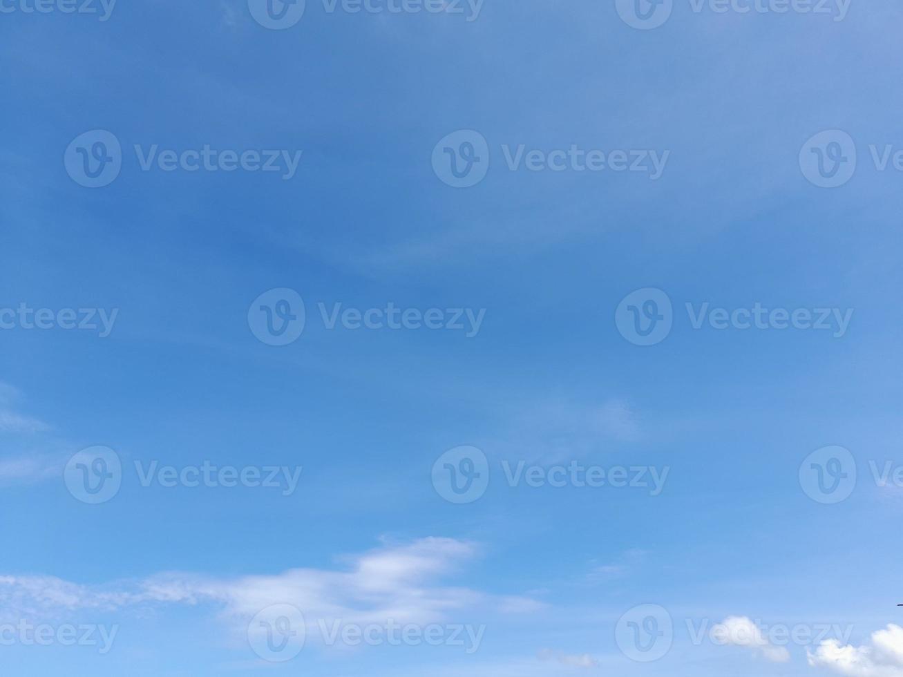 natürlicher himmel schöner blauer und weißer texturhintergrund. foto