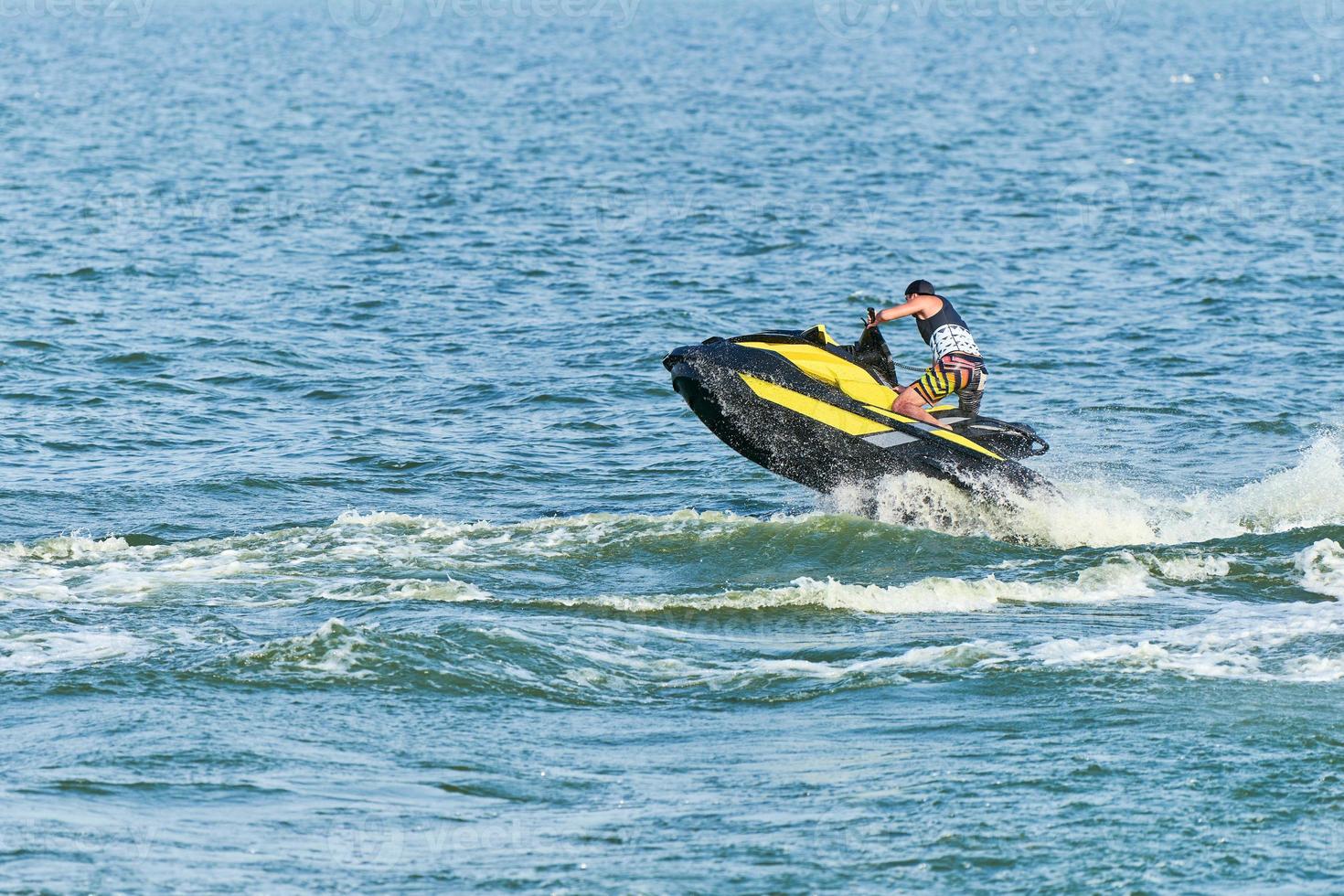 Mann auf Wasserscooter. foto