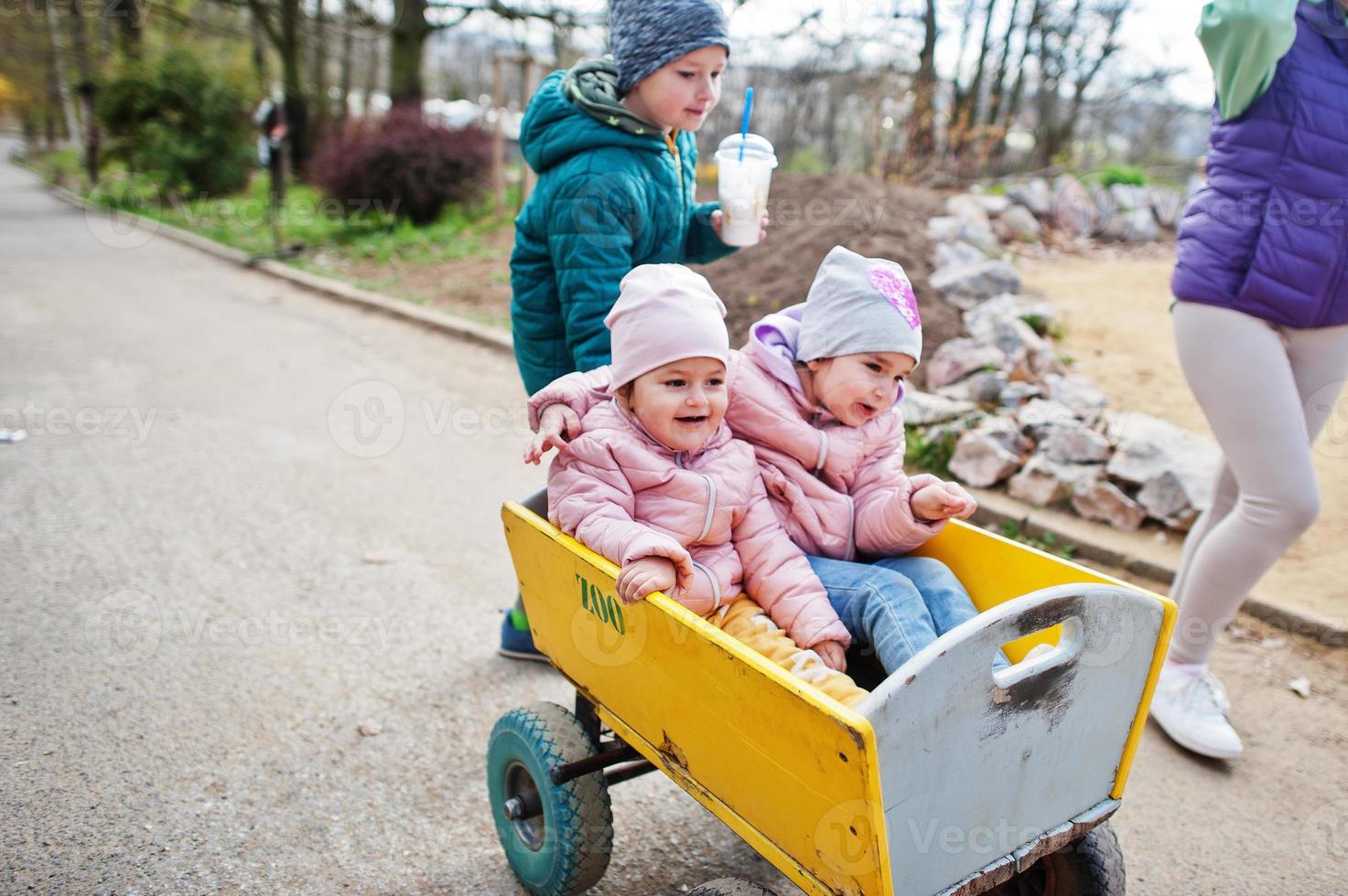 Kinder am Holzwagen im Zoo. foto