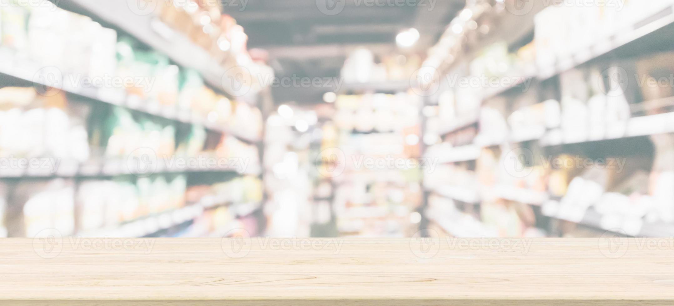 Holztischplatte mit abstraktem Supermarkt Lebensmittelgeschäft Kühlschrank unscharfer, defokussierter Hintergrund mit Bokeh-Licht foto