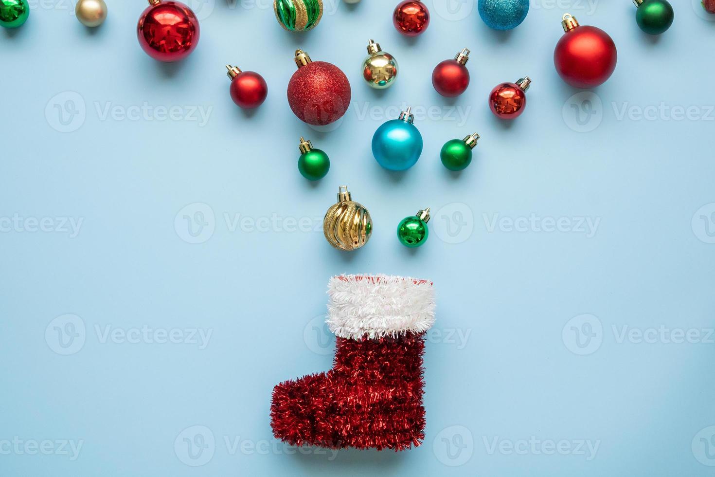 weihnachten neujahr hintergrund ball christbaumkugel und boot auf blauem pastellhintergrund foto