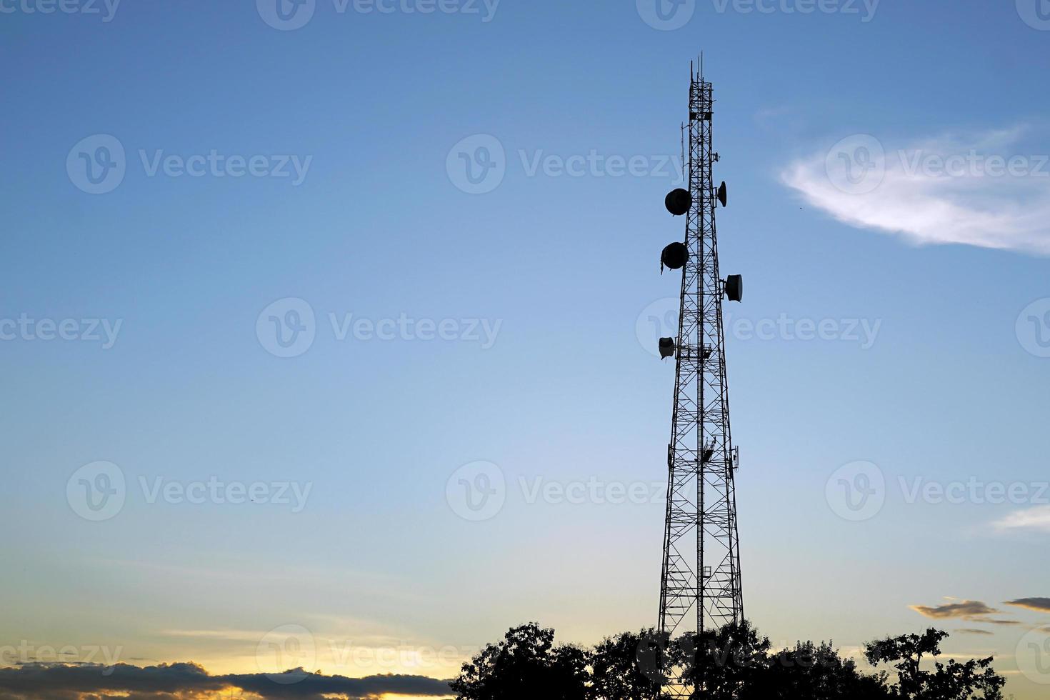 Ein Telefonturm ist eine Stahlkonstruktion, die zur Unterstützung der Installation von Antennen gebaut wurde, bei denen es sich um ein Gerät handelt, das zum Senden oder Empfangen von Funkwellen für die Kommunikation mit Telefonbenutzern verwendet wird. foto