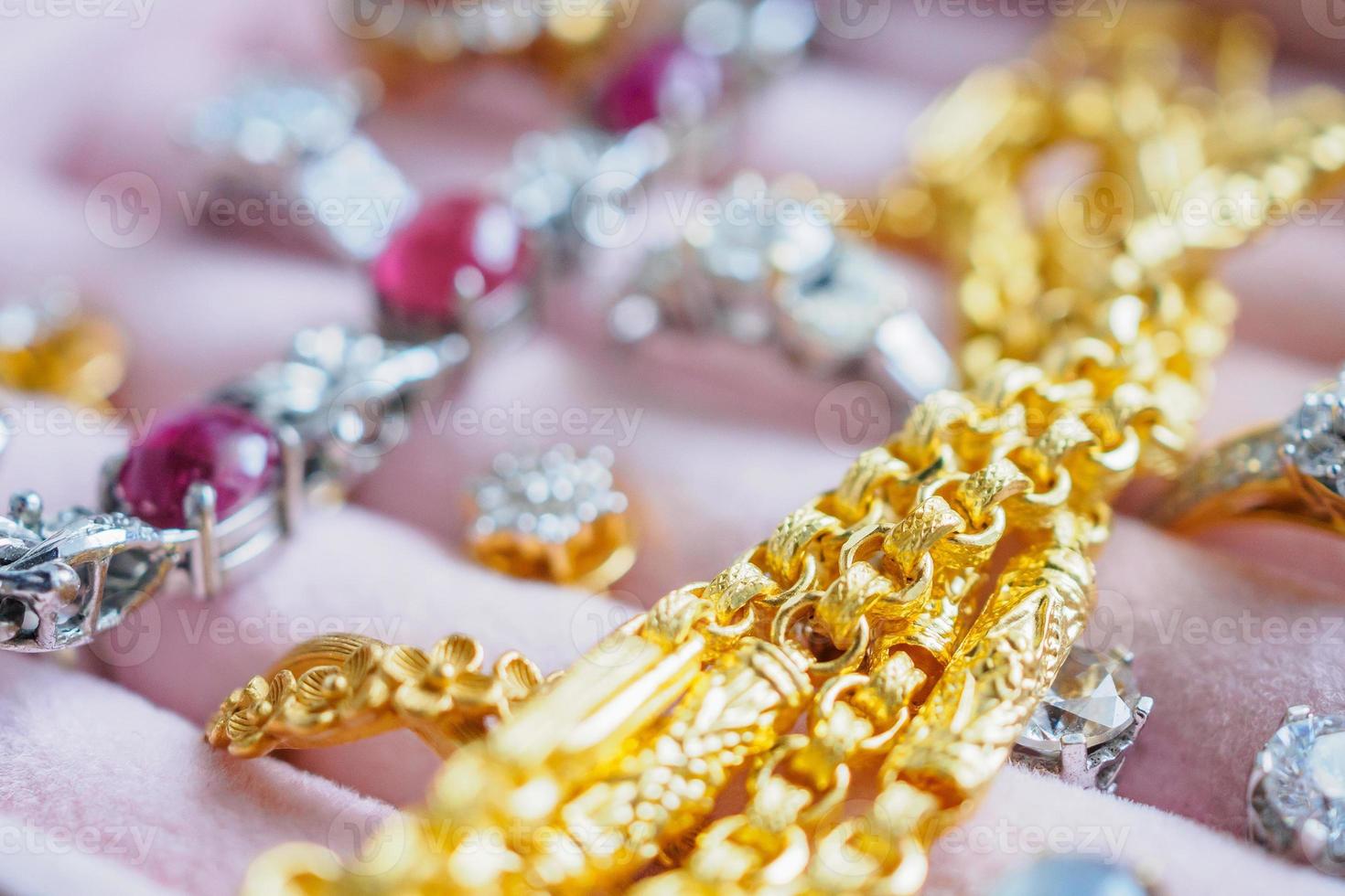 Gold- und Silberdiamant-Edelsteinring-Halsketten und -Ohrringe in einer luxuriösen Schmuckschatulle foto