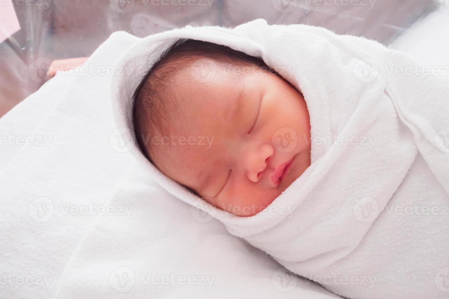 süßes neugeborenes asiatisches Mädchen foto