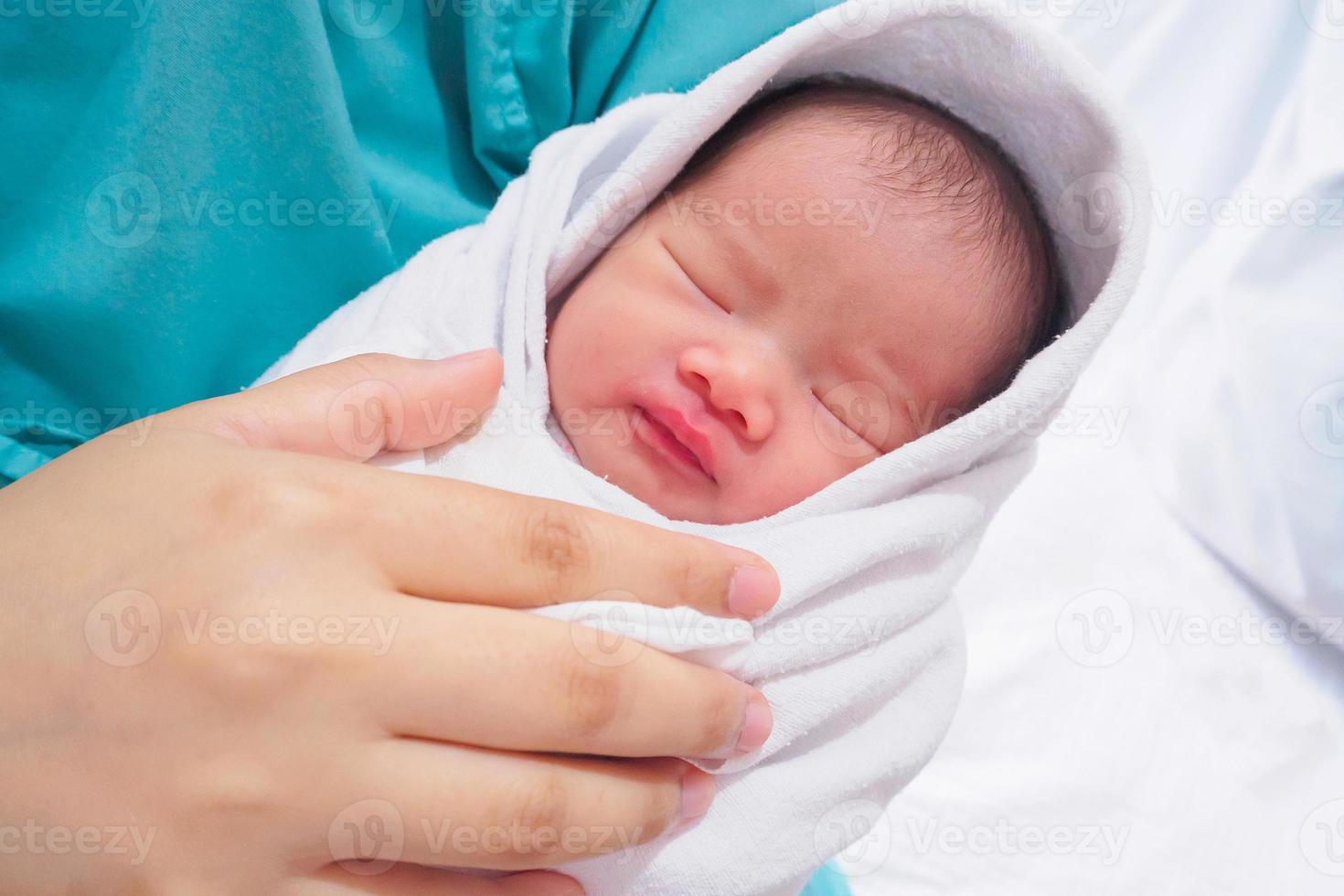 glückliche mutter und neugeborenes baby im krankenhaus foto
