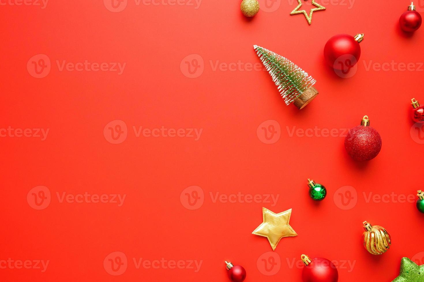 weihnachten neujahr urlaub hintergrund kiefer kugel kugel auf rotem hintergrund foto