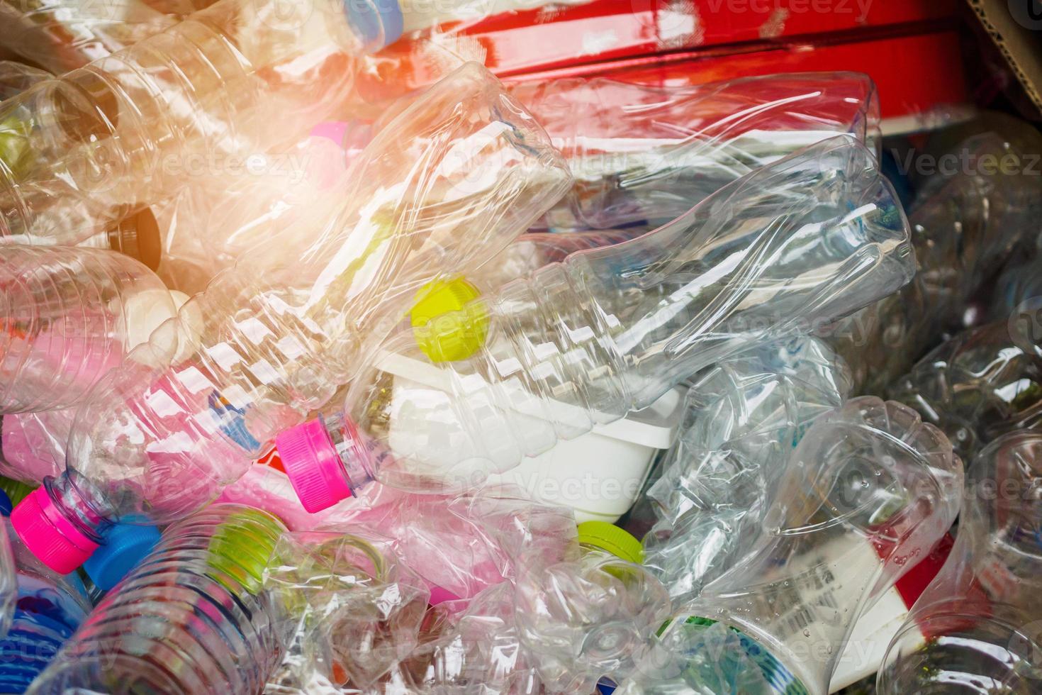 Plastikflaschen in der Recycling-Müllstation foto