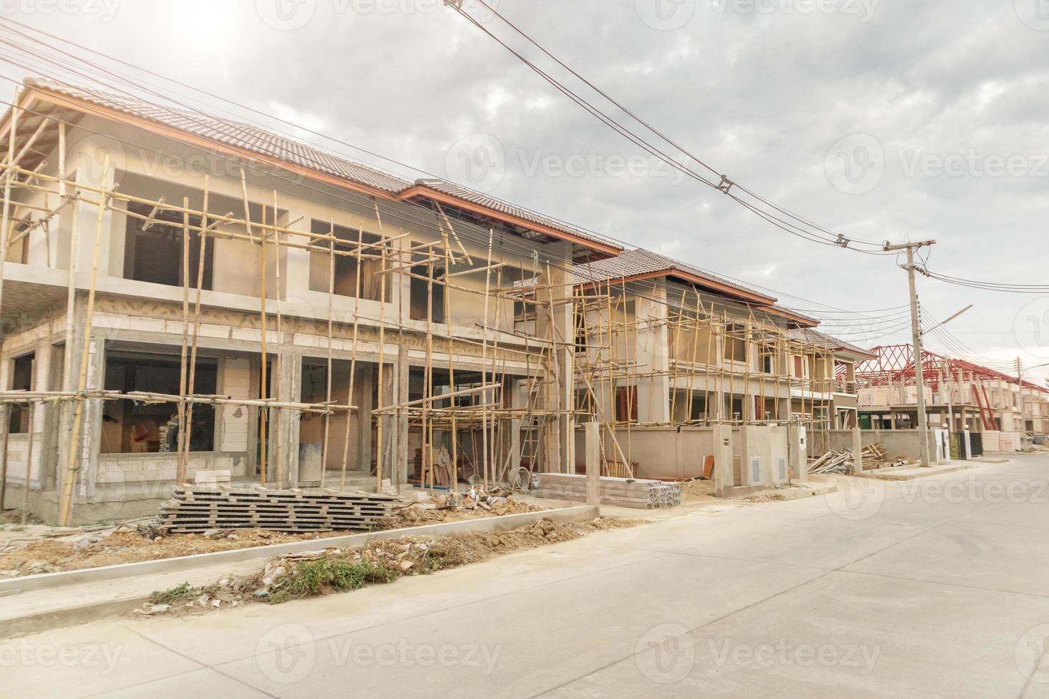 Bau neues Wohnhaus im Gange auf der Baustelle foto