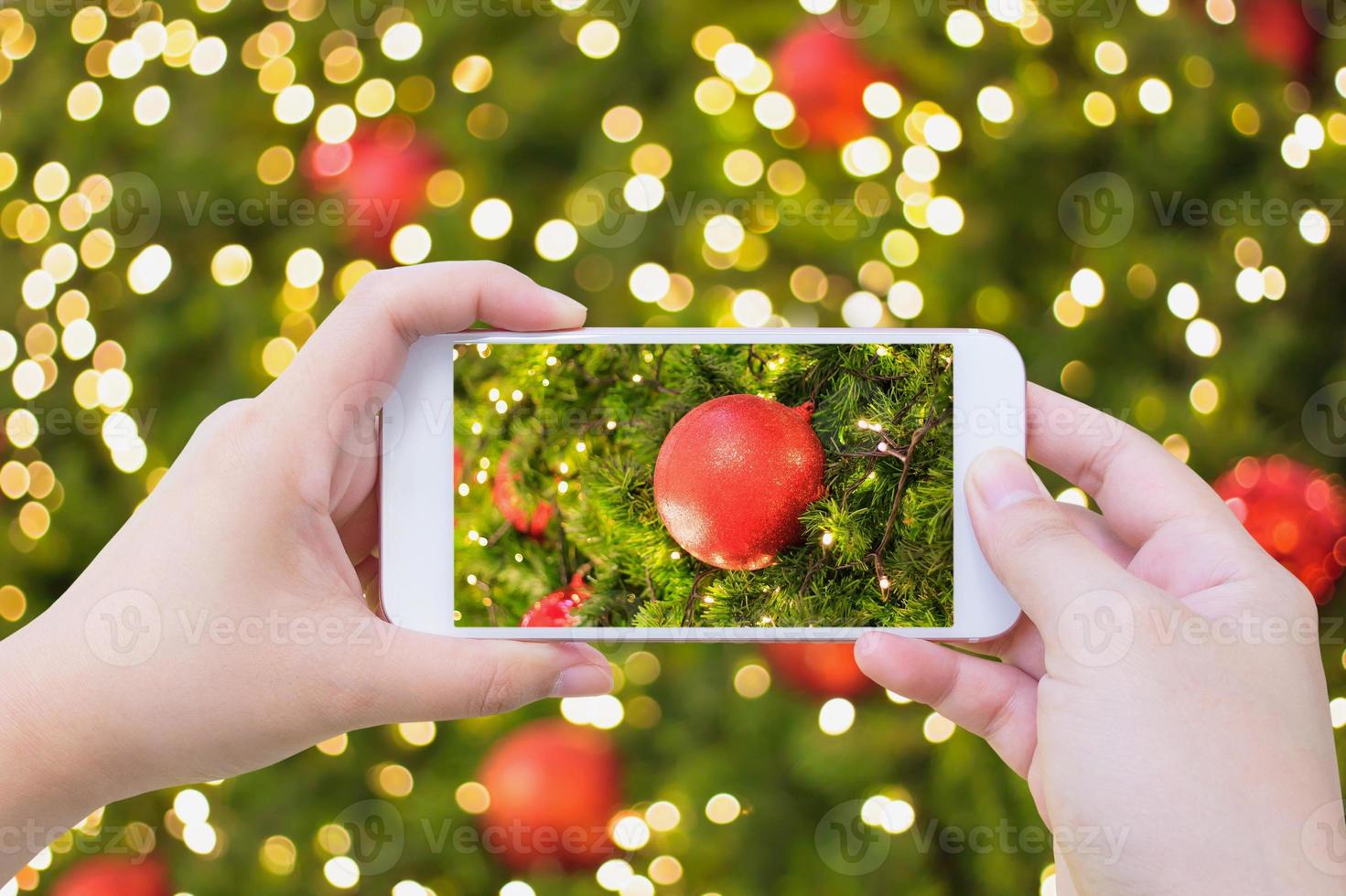 Fotografieren von Weihnachtsdekoration am Weihnachtsbaum foto