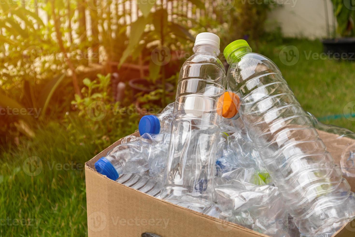 Plastikflaschen in brauner Recycling-Müllbox foto