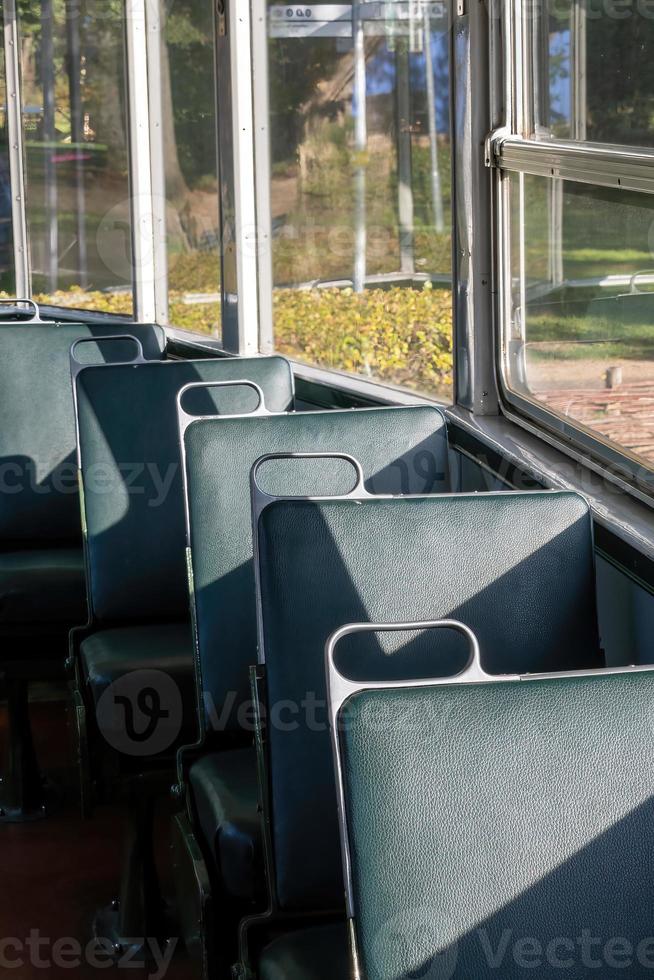 Innenraum einer alten Straßenbahn foto