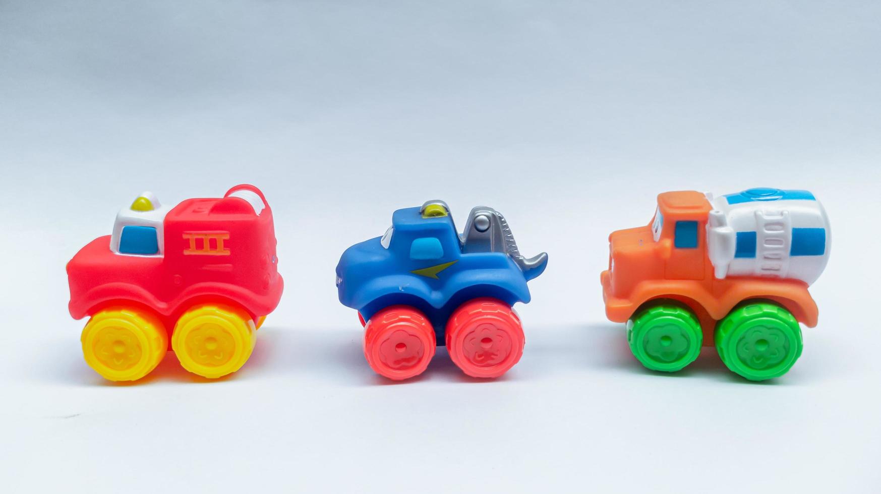 Kinderspielzeug buntes Gummispielzeug isoliert foto