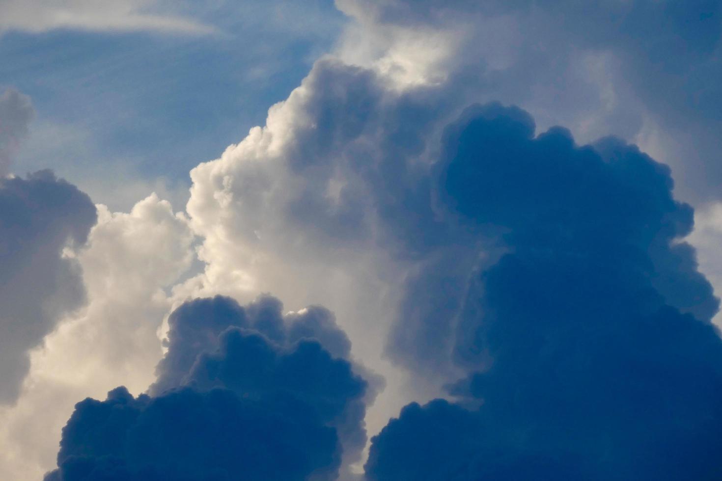 Sturmwolken bauen sich auf, um Regen abzulassen foto