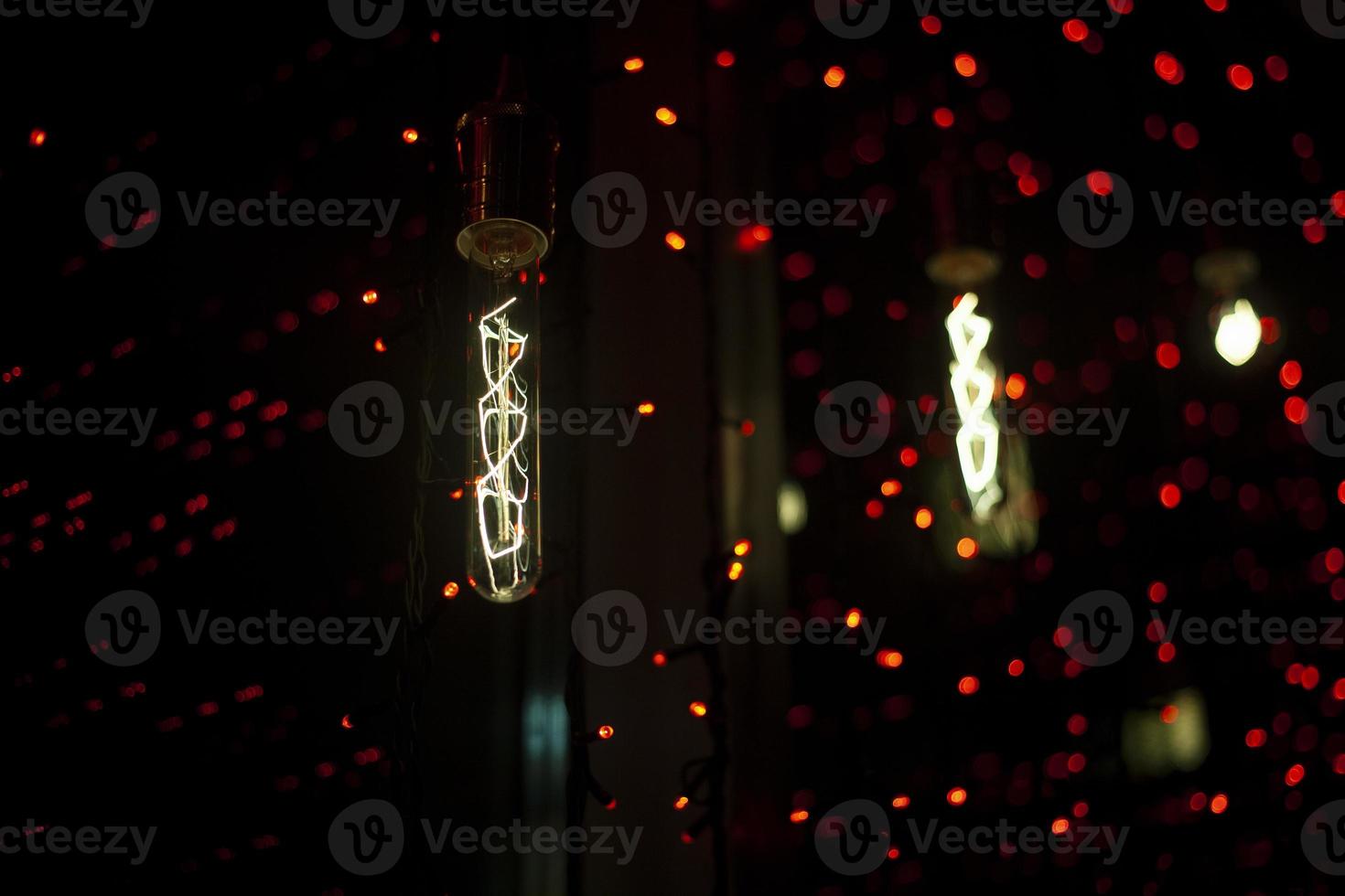 Girlande am Fenster. rote Lichter. textur von kleinen lampen. Fensterdetails. foto