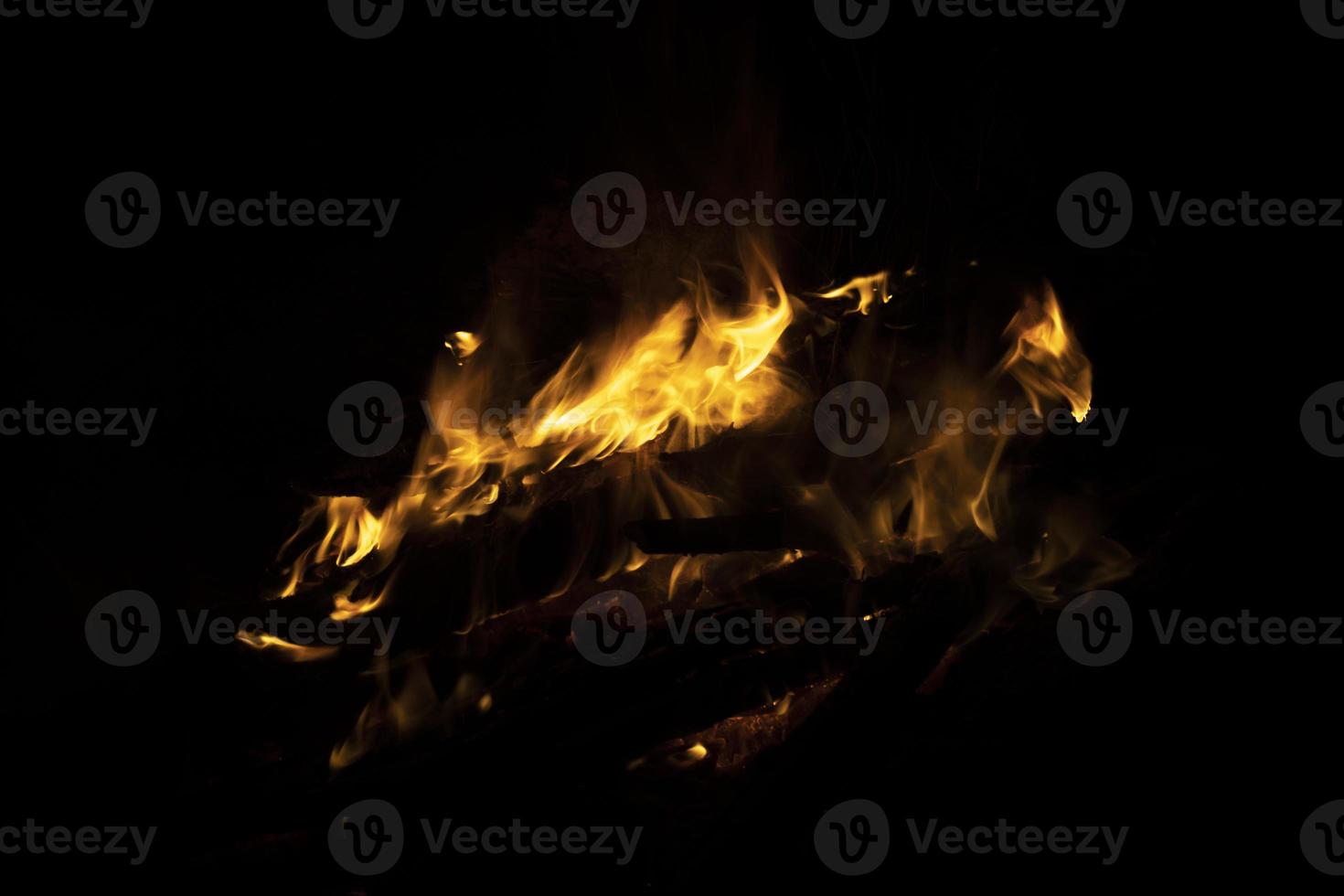 Lagerfeuer im Dunkeln. Flammen in der Nacht. brennendes Holz. Campingdetails. foto