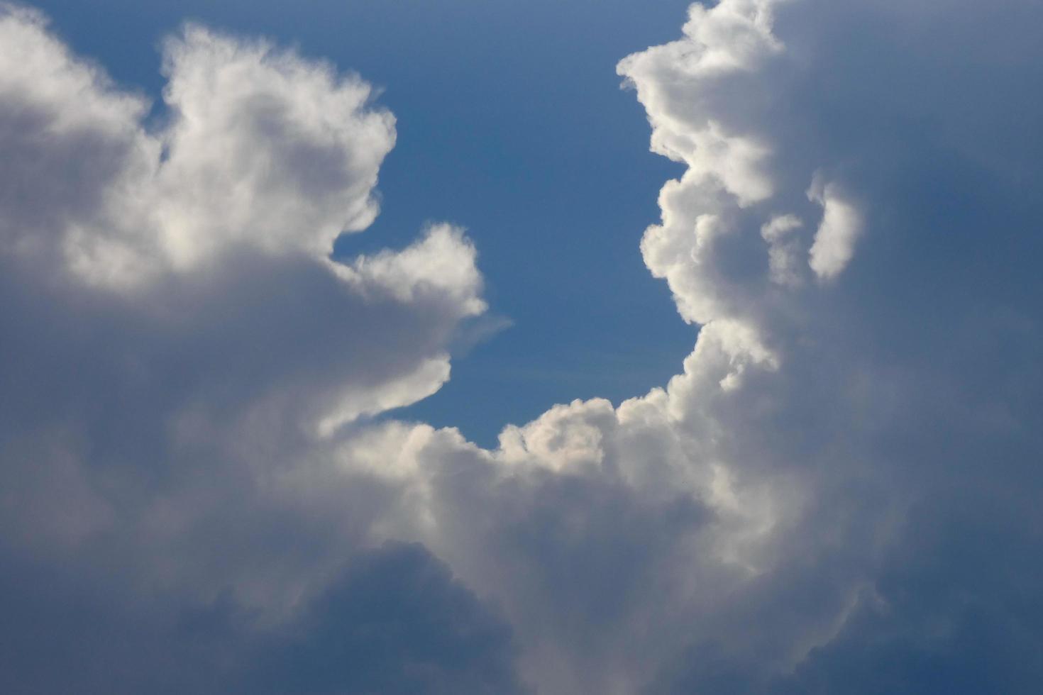 Sturmwolken bauen sich auf, um Regen abzulassen foto