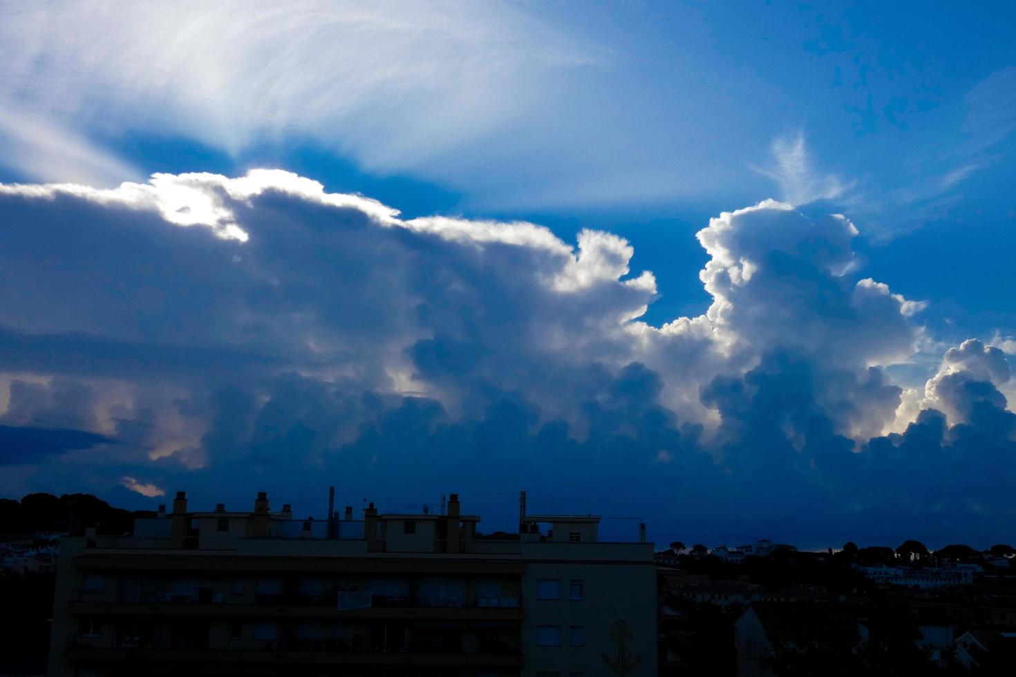 Sturmwolken bauen sich auf, um Regen abzulassen foto