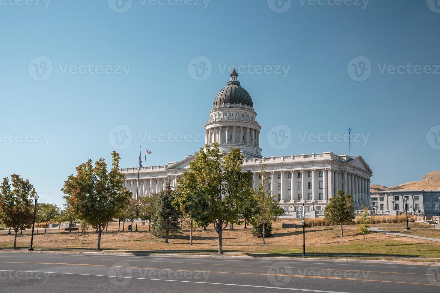 Leere Straße durch State Capitol Building mit klarem blauem Himmel im Hintergrund im Sommer foto