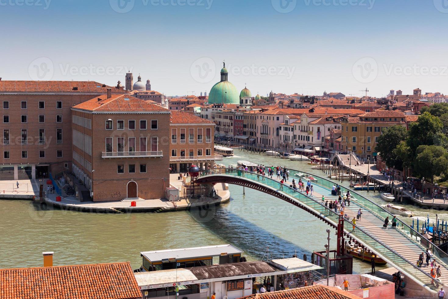 venedig stadtbild und die verfassungsbrücke foto