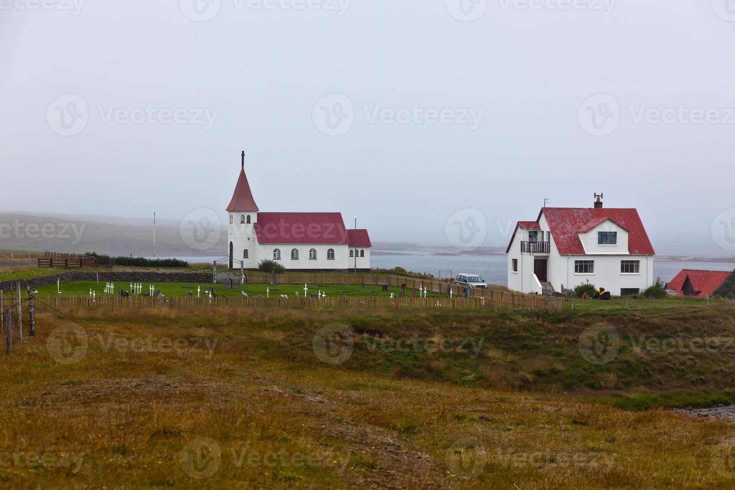 typische ländliche isländische Kirche und Haus foto